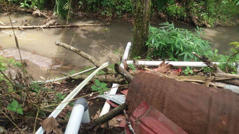 Pipa yang diduga aliran limbah mengarah ke sungai Kelurahan Lewet Amurang