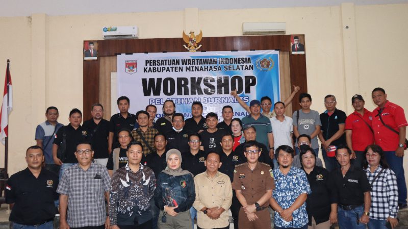 Sesi foto bersama Kapolres Minsel, Kasie Intel Kejari Minsel, Ketua PWI Sulut, Diskominfo Minsel, dan Pers Biro Minsel saat Workshop Pelatihan Profesionalisme Jurnalis