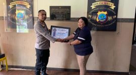 Ketua PWI Minsel saat menyerahkan Sertifikat Penghargaan kepada Kapolres Minsel