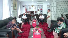 Bupati dan Wabup Minsel menerima kunjungan Rukun Pendeta Emeritus GMIM/ foto saat didoakan oleh tim rukun