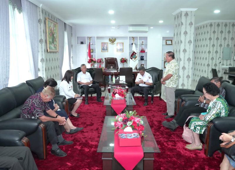 Bupati dan Wabup Minsel menerima kunjungan Rukun Pendeta Emeritus GMIM/ foto saat didoakan oleh tim rukun