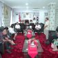 Bupati dan Wabup Minsel menerima kunjungan Rukun Pendeta Emeritus GMIM/ foto saat didoakan oleh tim rukun