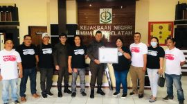 Sesi foto bersama Kejari Minsel dan PWI Minsel