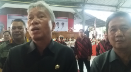 Bupati dan Wakil Bupati Minsel seusai acara pelantikan 42 Kumtua terpilih di Minsel