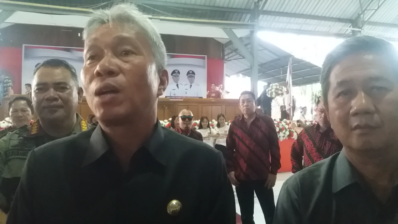 Bupati dan Wakil Bupati Minsel seusai acara pelantikan 42 Kumtua terpilih di Minsel