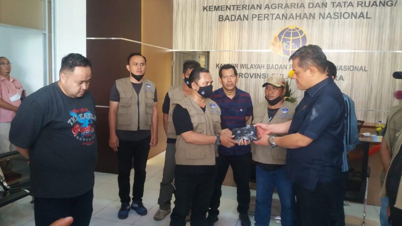Relawan SERDADU saat menyerahkan 1.000 masker kepada Kakanwil ATR/BPN Wilayah Sulawesi Utara