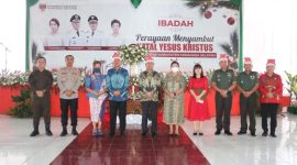 Sesi foto bersama di Ibadah Perayaan Pra Natal Pemkab Minsel 2022