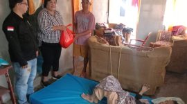 Pemberian bingkisan saat Christmas Road Show Peduli Kasih PWI Minsel