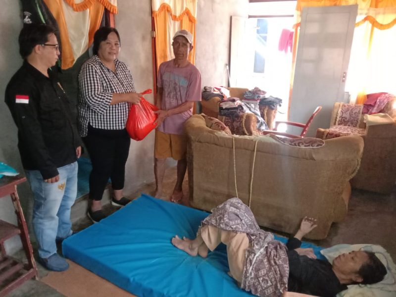 Pemberian bingkisan saat Christmas Road Show Peduli Kasih PWI Minsel