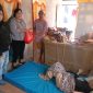 Pemberian bingkisan saat Christmas Road Show Peduli Kasih PWI Minsel
