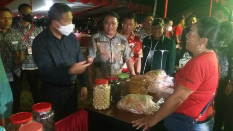 Wabup Minsel Petra Yani Rembang memantau kegiatan Gebyar UMKM Minsel