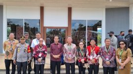 Bupati dan Wakil Bupati Minsel saat berfoto bersama Presiden RI Joko Widodo, pada Peresmian Bendungan Kuwil, Minut 