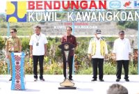 Presiden Joko Widodo saat meresmikan Bendungan Kuwil, Minahasa Utara, didampingi oleh Gubernur Sulut Olly Dondokambey 