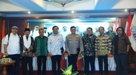 Teks foto  Pengurus SMSI bersama para pembicara dalam Rapimnas SMSI 2023, dari kiri: Ketua Dewan Penasihat SMSI Riau Zulmansyah Sekedang, Wakil Ketua Badan Pertimbangan SMSI Drs KH M Ma’shum Hidayatullah, MM, Sekjen SMSI M. Nasir, Ketua Harian Kompolnas Benny Josua Mamoto, Kabag Pemanalis Divisi Humas Polri Kombes Pol Erdi Adrimulan Chaniago, Ketua Umum SMSI Firdaus, Wakil Ketua Dewan Pertimbangan SMSI Mayjen TNI (Purn) Herwin Suparjo, dan Ketua Umum AJI Sasmito. (Hen)