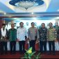 Teks foto  Pengurus SMSI bersama para pembicara dalam Rapimnas SMSI 2023, dari kiri: Ketua Dewan Penasihat SMSI Riau Zulmansyah Sekedang, Wakil Ketua Badan Pertimbangan SMSI Drs KH M Ma’shum Hidayatullah, MM, Sekjen SMSI M. Nasir, Ketua Harian Kompolnas Benny Josua Mamoto, Kabag Pemanalis Divisi Humas Polri Kombes Pol Erdi Adrimulan Chaniago, Ketua Umum SMSI Firdaus, Wakil Ketua Dewan Pertimbangan SMSI Mayjen TNI (Purn) Herwin Suparjo, dan Ketua Umum AJI Sasmito. (Hen)