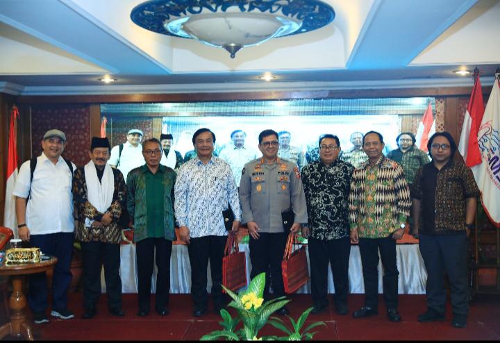 Teks foto  Pengurus SMSI bersama para pembicara dalam Rapimnas SMSI 2023, dari kiri: Ketua Dewan Penasihat SMSI Riau Zulmansyah Sekedang, Wakil Ketua Badan Pertimbangan SMSI Drs KH M Ma’shum Hidayatullah, MM, Sekjen SMSI M. Nasir, Ketua Harian Kompolnas Benny Josua Mamoto, Kabag Pemanalis Divisi Humas Polri Kombes Pol Erdi Adrimulan Chaniago, Ketua Umum SMSI Firdaus, Wakil Ketua Dewan Pertimbangan SMSI Mayjen TNI (Purn) Herwin Suparjo, dan Ketua Umum AJI Sasmito. (Hen)