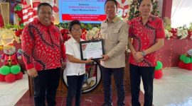 Pemberian Apresiasi kepada Guru Tenaga Kependidikan dan Siswa oleh Bupati Minsel Franky Donny Wongkar didampingi oleh Plt Kadis Pendidikan Dan Kebudayaan 