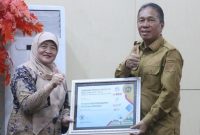 Bupati Minahasa Selatan Franky Donny Wongkar saat menerima penghargaan 