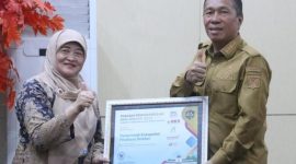 Bupati Minahasa Selatan Franky Donny Wongkar saat menerima penghargaan 