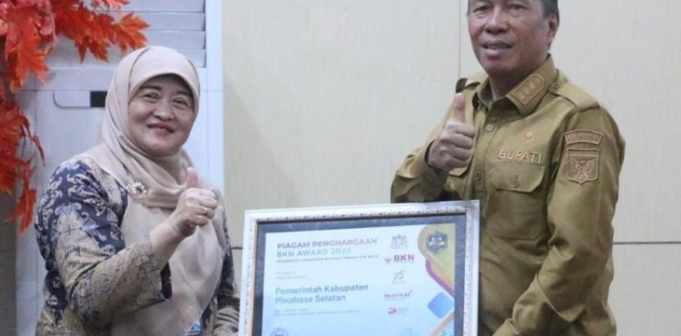 Bupati Minahasa Selatan Franky Donny Wongkar saat menerima penghargaan