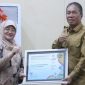 Bupati Minahasa Selatan Franky Donny Wongkar saat menerima penghargaan 