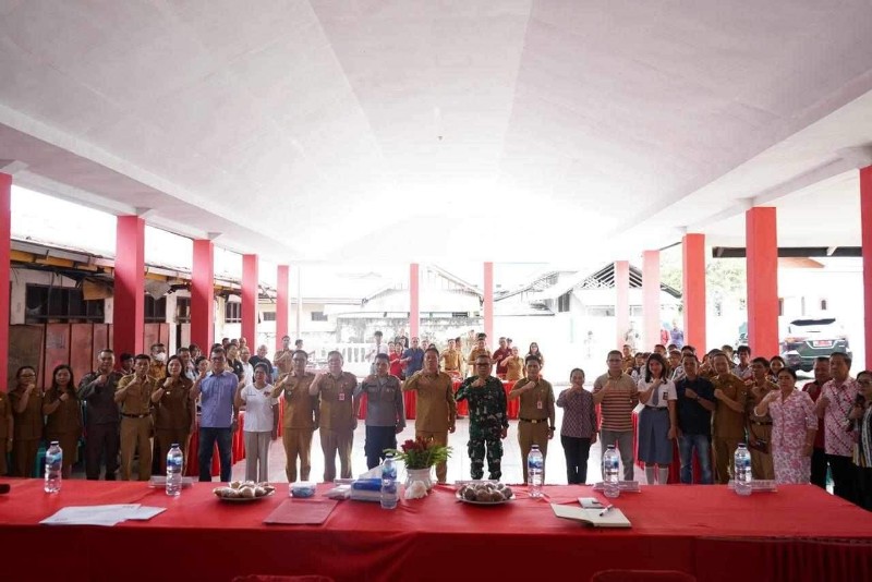 Bupati Minsel Franky Donny Wongkar bersama Forkopimcam dan masyarakat yang hadir di Musrenbang Kecamatan