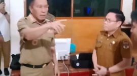 Bupati Franky Wongkar ketika memberikan instruksi kepada Kadis Dukcapil Minsel beserta pegawai