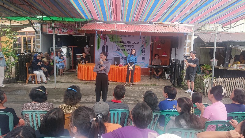 Anggota DPR RI Felly Estelita Runtuwene ketika memaparkan materi Sosialisasi Kesehatan di hadapan masyarakat di Kecamatan Suluun Tareran