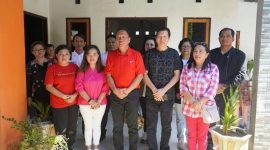 Bupati Minsel Franky Donny Wongkar foto bersama keluarga korban dan pelaku bullying di SMP PGRI Ritey, Kecamatan Amurang Timur