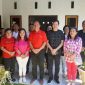 Bupati Minsel Franky Donny Wongkar foto bersama keluarga korban dan pelaku bullying di SMP PGRI Ritey, Kecamatan Amurang Timur