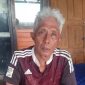 Bapak Joni Frans warga korban abrasi Pantai Amurang. Rumahnya hanyut dan tenggelam saat kejadian/ Foto: TelusurNews
