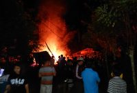 Warga Desa Pinapalangkow saat kejadian kebakaran bahu-membahu memadamkan api 