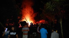 Warga Desa Pinapalangkow saat kejadian kebakaran bahu-membahu memadamkan api 