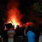 Warga Desa Pinapalangkow saat kejadian kebakaran bahu-membahu memadamkan api 