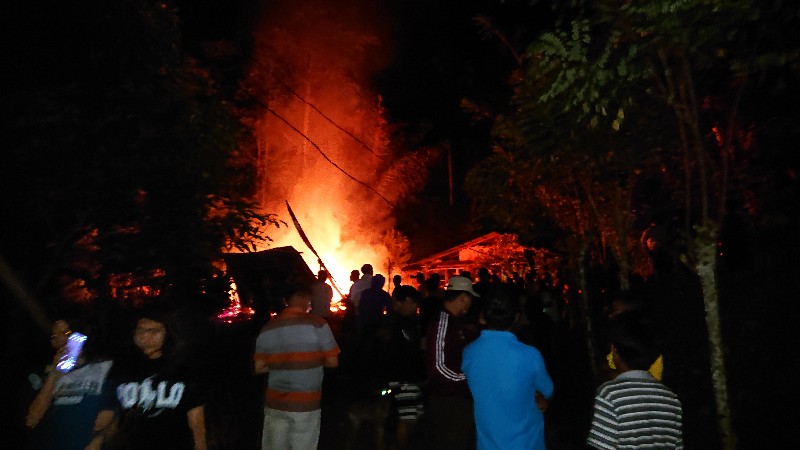 Warga Desa Pinapalangkow saat kejadian kebakaran bahu-membahu memadamkan api 