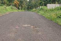 Akses jalan Desa Pinaling Kecamatan Amurang Timur Kabupaten Minahasa Selatan, yang pengerjaannya diduga asal jadi atau tidak sesuai prosedur standar pengerjaan/ Foto: TelusurNews