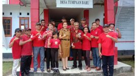 Foto Plt Kumtua Jessy Pangkey, bersama mantan Kumtua definitif Berty Pangkey (ayahnya/kanan), dan bersama perangkat Desa Tumpaan Baru, kala itu