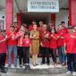 Foto Plt Kumtua Jessy Pangkey, bersama mantan Kumtua definitif Berty Pangkey (ayahnya/kanan), dan bersama perangkat Desa Tumpaan Baru, kala itu