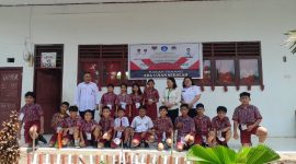Kepala Sekolah SD GMIM Lopana Amurang Timur Minsel bersama para murid Kelas 6 yang mengikuti Ujian Akhir Nasional dan para Pengawas, saat sesi foto bersama di jam istirahat 