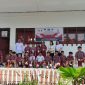 Kepala Sekolah SD GMIM Lopana Amurang Timur Minsel bersama para murid Kelas 6 yang mengikuti Ujian Akhir Nasional dan para Pengawas, saat sesi foto bersama di jam istirahat 
