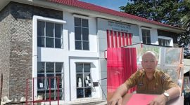 Foto: latar belakang Kantor Disdukcapil Minahasa/ inserted foto: Kadis Dukcapil Minahasa Meidy Rengkuan, SH, MAP