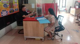 Salah satu perangkat Desa Tumpaan Baru saat mempolisikan Plt Kumtua Tumpaan Baru di Polres Minsel
