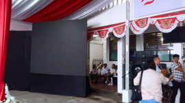 Layar Videotron di luar (depan kantor KPU Minsel) mati sekitar 5 menit. Di dalam ruangan tertutup ada salah satu paslon bersama KPU Minsel dan Bawaslu Minsel