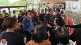 Calon Wakil Bupati FAM saat menyapa dan menyalami keluarga yang berduka beserta warga masyarakat lainnya 