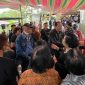 Calon Wakil Bupati FAM saat menyapa dan menyalami keluarga yang berduka beserta warga masyarakat lainnya 