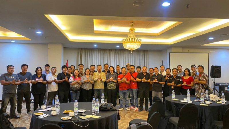 Foto: sesi foto bersama Kepala BPJS Minahasa Selatan bersama awak media Biro Minsel