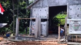 Foto: para pekerja Pembangunan Gedung Perpustakaan Desa Sapa Barat Kecamatan Tenga, Minsel