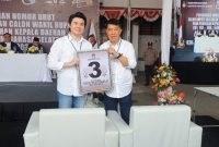 AGK-Deren saat berada di KPU Minsel dan mengangkat papan Nomor Urut 3 