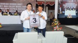 AGK-Deren saat berada di KPU Minsel dan mengangkat papan Nomor Urut 3 