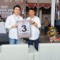 AGK-Deren saat berada di KPU Minsel dan mengangkat papan Nomor Urut 3 